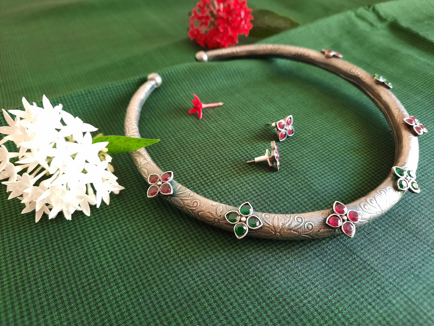 Emilie Scarlet-n-Green Choker Set
