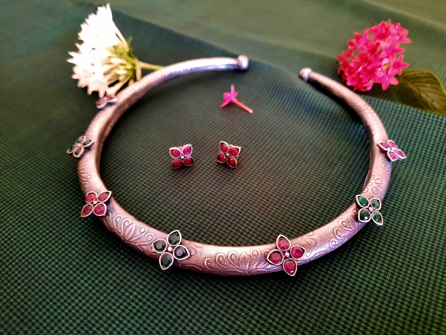 Emilie Scarlet-n-Green Choker Set